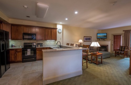 Hunter Apartment | The ultimate resort experience. Pool, hot tub, sauna, steam room, exercise room.