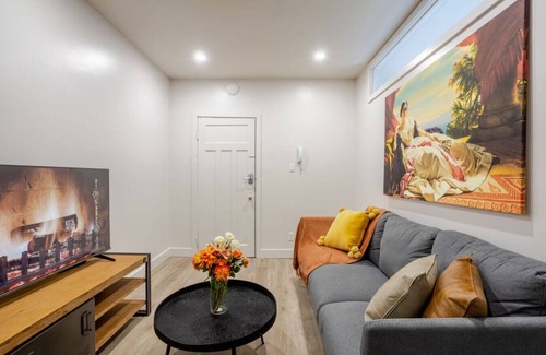 Cote-Des-Neiges—Notre-Dame-De-Grace Apartment | The Uptown Retreat|Stylish 3BR in NDG