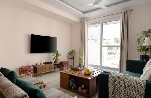 Green Park Apartment | The Urban Nest 3BHK Spacious & Modern Apartments With Kitchen & Wifi