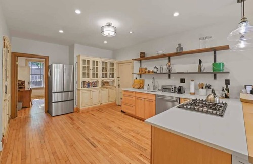 Italian Village Apartment | The Urban Oasis - 3 BR - Great Location