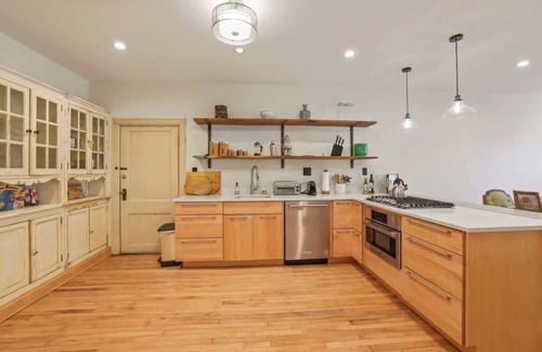 Italian Village Apartment | The Urban Oasis - 3 BR - Great Location