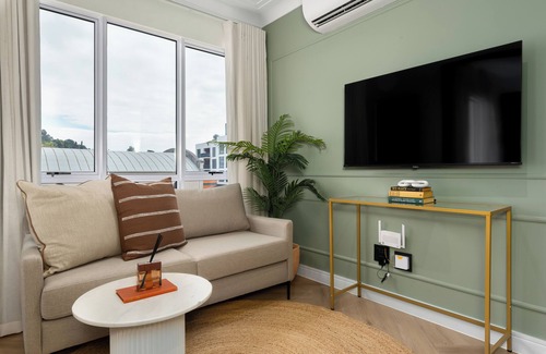 Flora Park Apartment | The Valour Charming Apartment | City and Hill Views