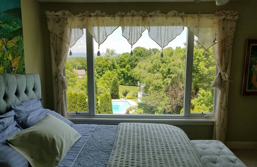 Philomont Bed & Breakfast | The Van Gogh Room in Villa