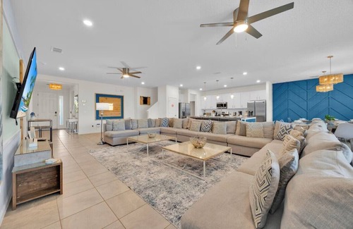 Kissimmee House | The Venue Mansion 15 Bedrooms 16BR Lakefront, Pool/Jacuzzi, Theater Near Disney
