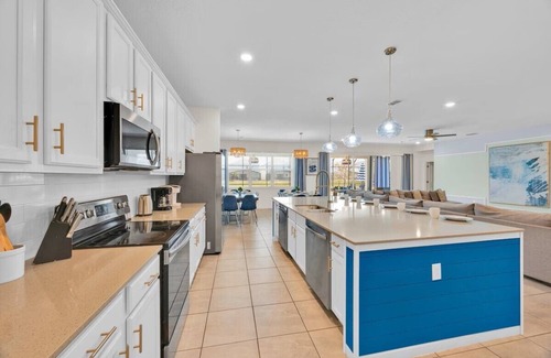 Kissimmee House | The Venue Mansion 15 Bedrooms 16BR Lakefront, Pool/Jacuzzi, Theater Near Disney