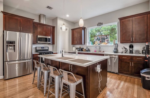 Riverside Terrace Bed & Breakfast | The Vibe 3bd X 4b I Downtown l Med Center I NRG Stad l Free Parking