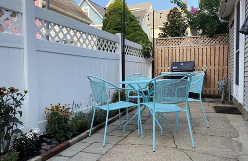 Ocean Grove House | THE VICTORIA - Stylish Home 6 Mins Walk to Beach, Beach Passes, Pet Friendly