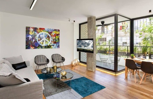 Tel Aviv Apartment | The Victorian Bay Window at Hovevei by HolyGuest