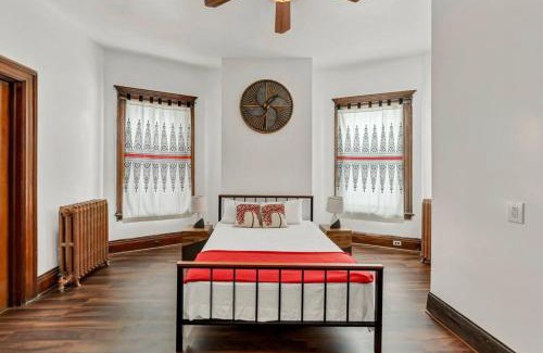 Buffalo Apartment | The Victorian on South Park - Sleeps 6