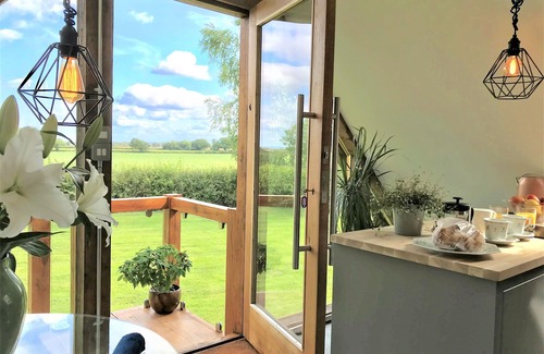 Nantwich Apartment | THE VIEW, CHESHIRE COUNTRYSIDE STUDIO WITH TUB BATH & HOT TUB, NEAR NANTWICH
