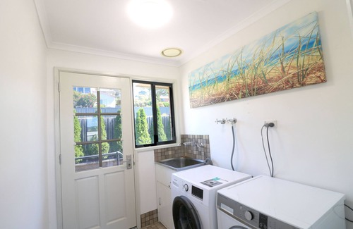 Tura Beach House | The Views - 3 Bedroom Home - Pet Friendly - 3+ nights