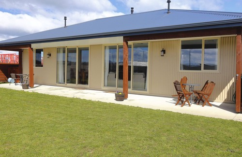 Te Anau Cottage | THE VIEWS - TE ANAU HOLIDAY HOME, family friendly in Te Anau