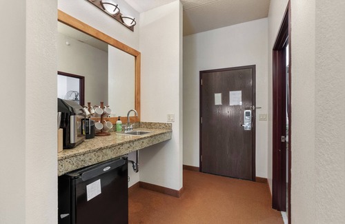 Wisconsin Dells Condo | The Villa - 3BR Luxury Retreat for 14 w/Whirlpool Tub & Pet-Friendly Setup