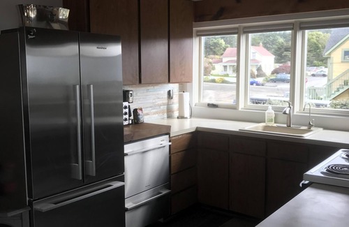 Mendocino House | The Village Bungalow is a spacious second story one plus bedroom flat.