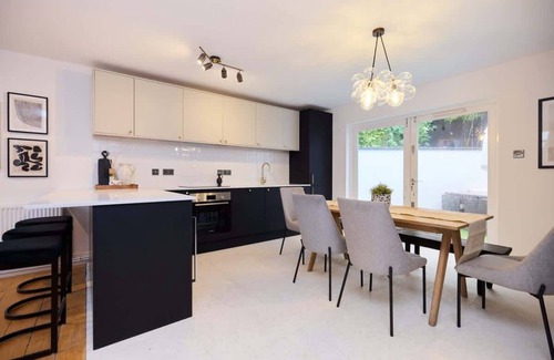 Abbey Road House | The Violet Hill Haven - 3BDR Home with Garden