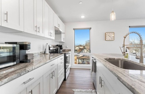 Wyandotte Apartment | The W Loft Spacious 2 Bed Private Pool and Gym