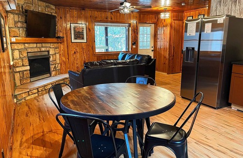Logan Cabin | The Walden at Harble Ridge - Newly renovated, 2 bedroom, hot tub, pond, fire pit