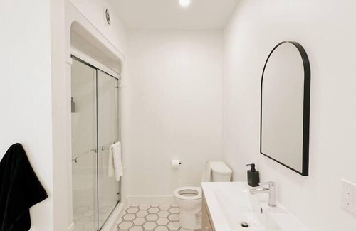 Woodstock Apartment | The Waldorf - King