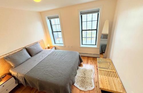 Queens House | The Waltham Private Room & bathroom John F Kennedy JFK LGA Airport Manhattan Penn Station bullet-train 15 min