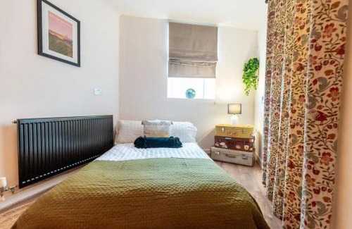 Splott House | The Wanderer - Lovely 3bd House - upto 10 guests.