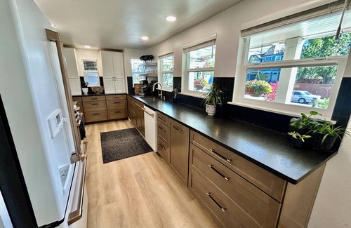 Friendly House | The Washington – Bright Modern Urban Jungle With Best Walkable Location/Hottub