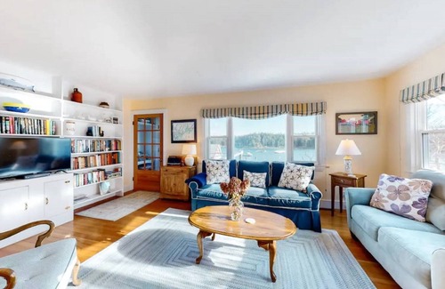 Cushing House | "THE WAY LIFE SHOULD BE"nWATERFRONT OASIS/ HARBOR VIEWS AND A SHARED DOCK.n