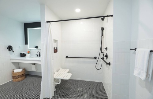 Rehoboth Beach Hotel | The Waypoint | Bunk Studio | with Free Parking & Weekend Breakfast