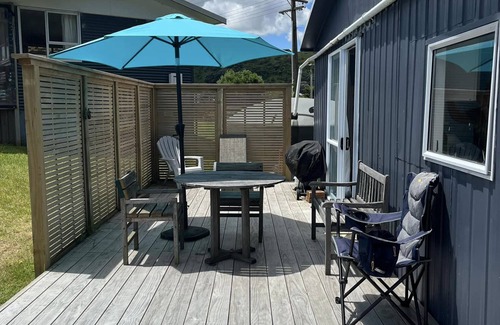 Te Mata Cabin | 'The Wee Crib'. Views to the water and pet friendly!n