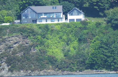 St. Davids Apartment | The Wee Glasshouse is a modern studio apartment situated on the Fife coastline.