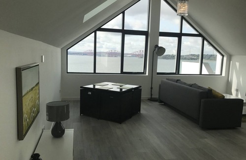 St. Davids Apartment | The Wee Glasshouse is a modern studio apartment situated on the Fife coastline.