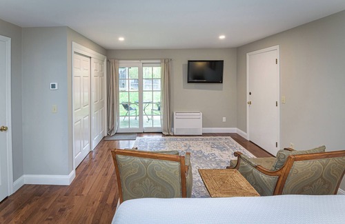 Ridgefield Hotel | The West Lane Inn - Family Suite with Kitchenette