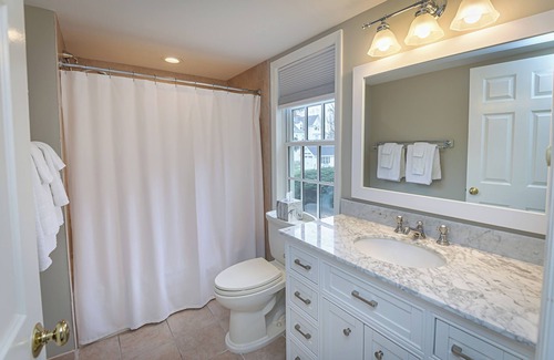 Ridgefield Hotel | The West Lane Inn - Queen Studio Suite with Kitchenette