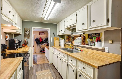 Trinity House | 'The Whacky Shack' Family Cabin w/Fire Pit!
