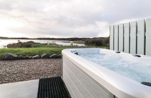 Burtonport Cottage | THE WHEELHOUSE POD NO. 1, romantic in Burtonport, County Donegal