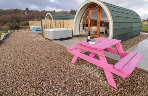 Burtonport Cottage | THE WHEELHOUSE POD NO. 2, romantic in Burtonport, County Donegal