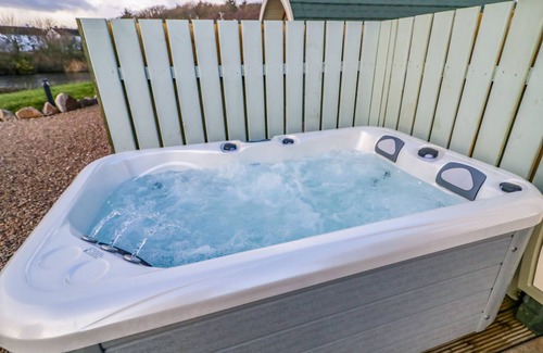 Burtonport Cottage | THE WHEELHOUSE POD NO. 2, romantic in Burtonport, County Donegal