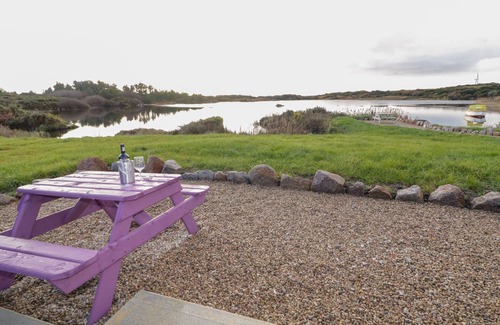 Burtonport Cottage | THE WHEELHOUSE POD NO. 3, romantic in Burtonport, County Donegal