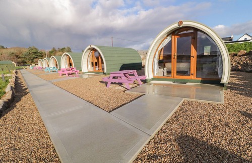 Burtonport Cottage | THE WHEELHOUSE POD NO. 7, romantic in Burtonport, County Donegal