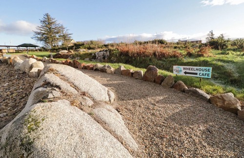 Burtonport Cottage | THE WHEELHOUSE POD NO. 9, romantic in Burtonport, County Donegal