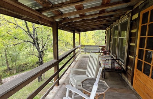 Irvine Cabin | The Whippoorwill Retreat Cabin – A Hillside Haven for Gatherings and Getaways