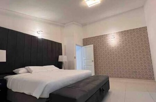 Ciudad Jardin Villa | The White Castle in Ciudad Jardin, Cali