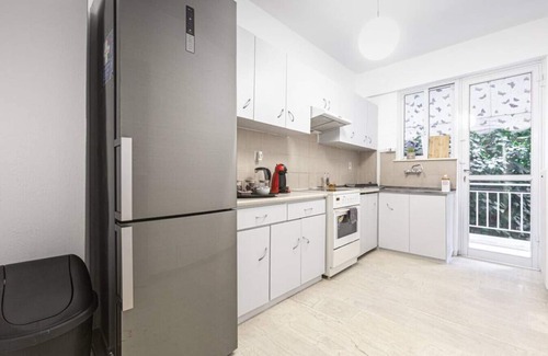 Pasalimani Apartment | The White House, 2-BDR just steps from Marina Zeas