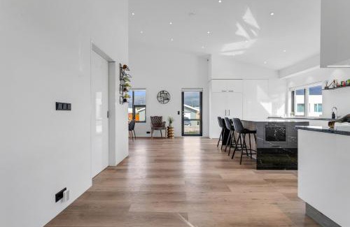 Mosfellsbaer Apartment | The White House