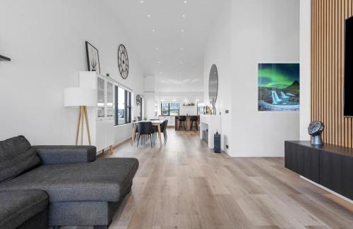Mosfellsbaer Apartment | The White House