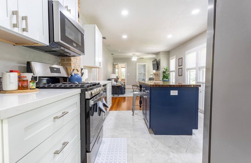 Gainesville House | The White House - Remodeled quaint home with spacious yard - 2.5 miles from UF