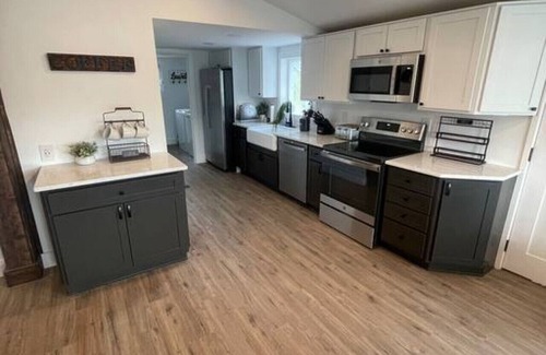 Conneaut Lakeshore House | The White House - Spacious Modernized Farmhouse