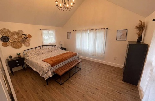 Conneaut Lakeshore House | The White House - Spacious Modernized Farmhouse