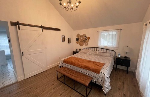 Conneaut Lakeshore House | The White House - Spacious Modernized Farmhouse