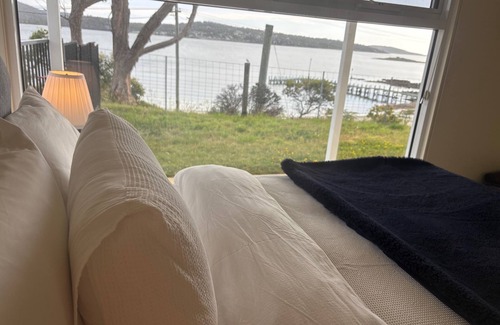 White Beach House | The White House @ White BeachnA Luxury Beachfront House /Direct Beach Access
