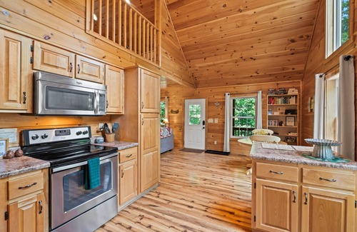 Stanley Cabin | The White Pine Loft: Perfect for Couples!